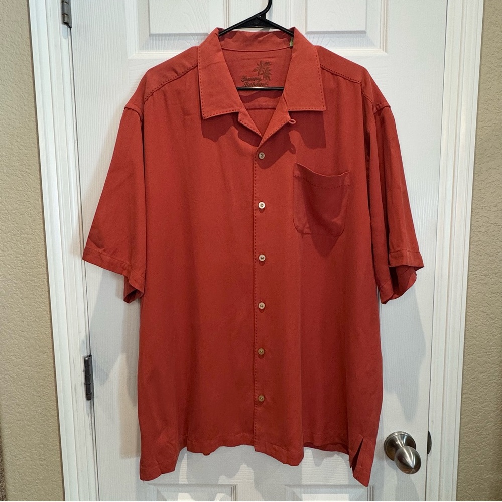 Tommy Bahama Men's XL 100% Silk Short Sleeve Button Down Red Tropical Hawaiian